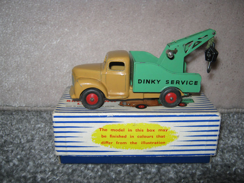 Dinky Toys 430 Commer Breakdown Boxed Truck Tan Cab Mid Green Back with Black Logo Red Hubs