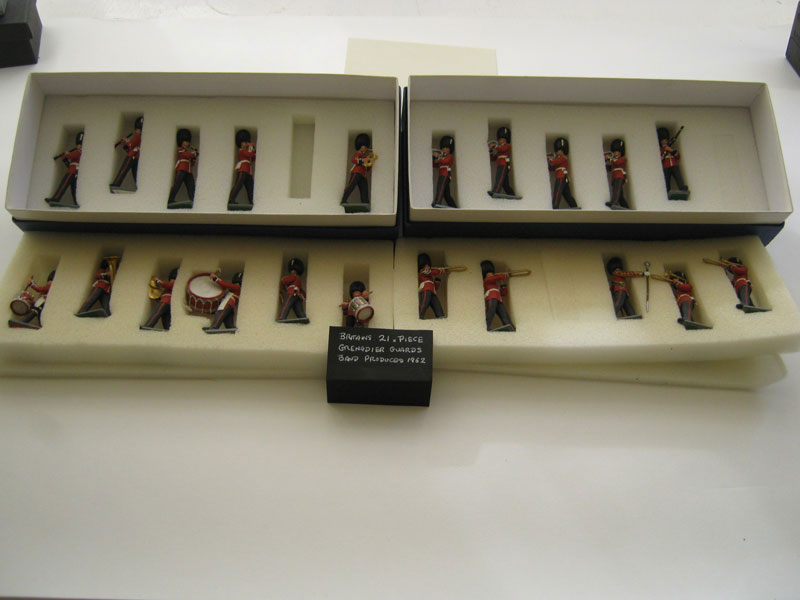 Britains Eyes Right Grenadier Guards 21 Piece Band (Repainted) - Aquitania Collectables