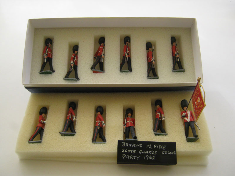 Britains Eyes Right Scots Guard 12 Piece Colour Party 1962 With a Converted Ensign With Colour at the Carry (Repainted) - Aquitania Collectables