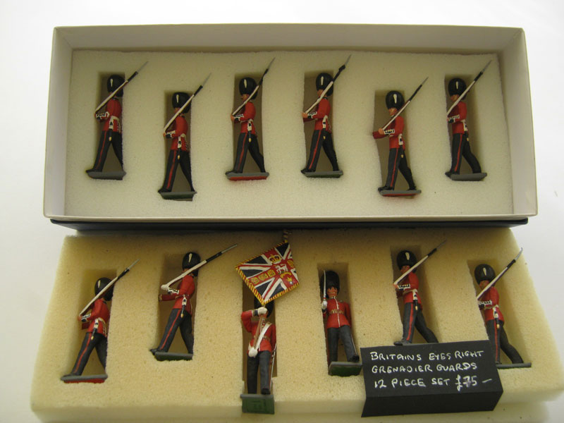 Britains Eyes Right Grenadier Guards 12 Piece Set (Colour Partly Repainted) - Aquitania Collectables